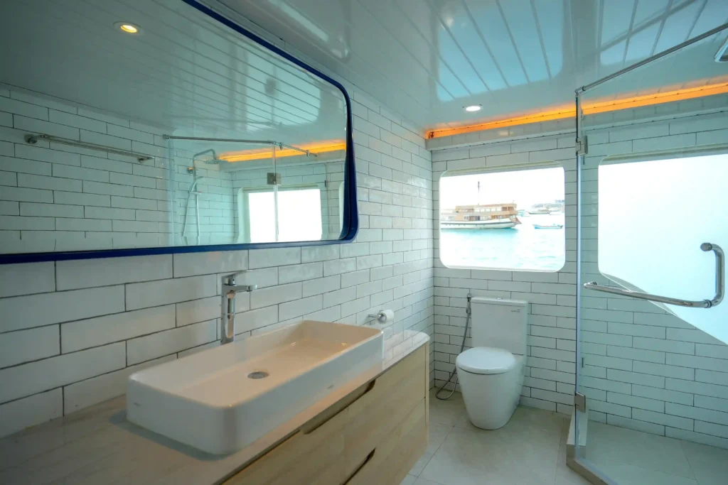 Adonara Cabin bathroom mosalaki phinisi