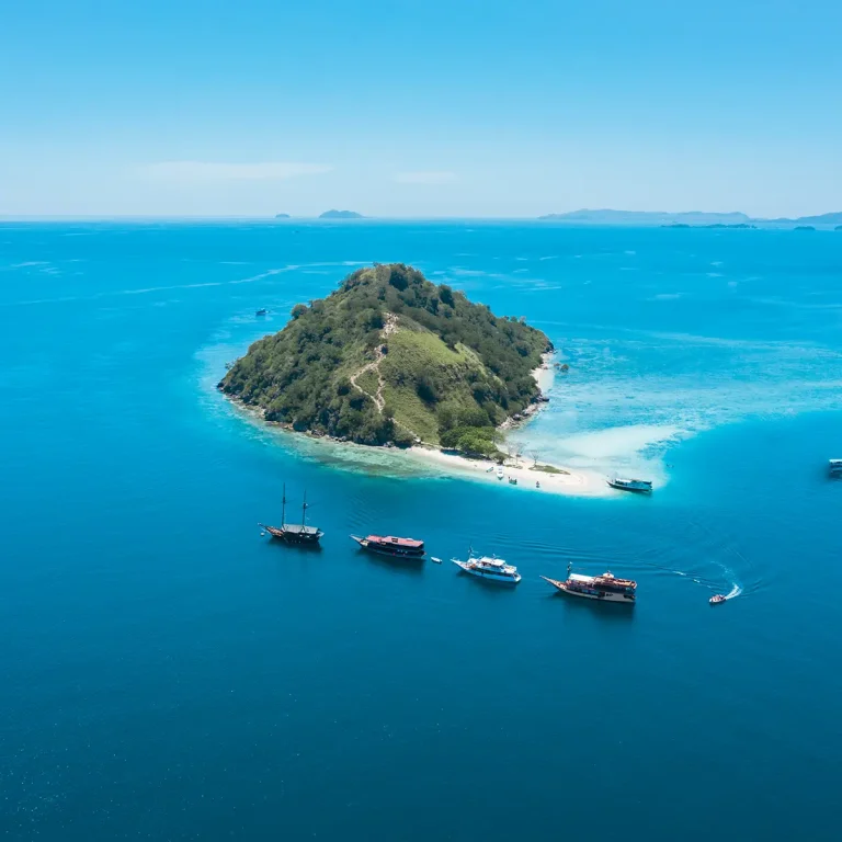 Kelor Island hill and beach