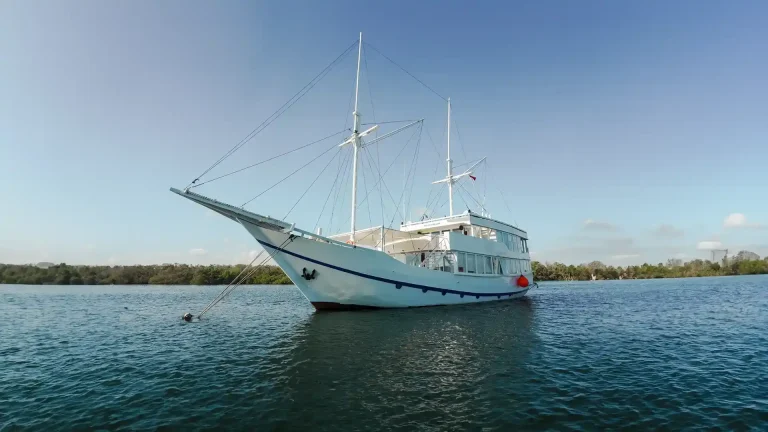 Mosalaki Phinisi exterior at anchor