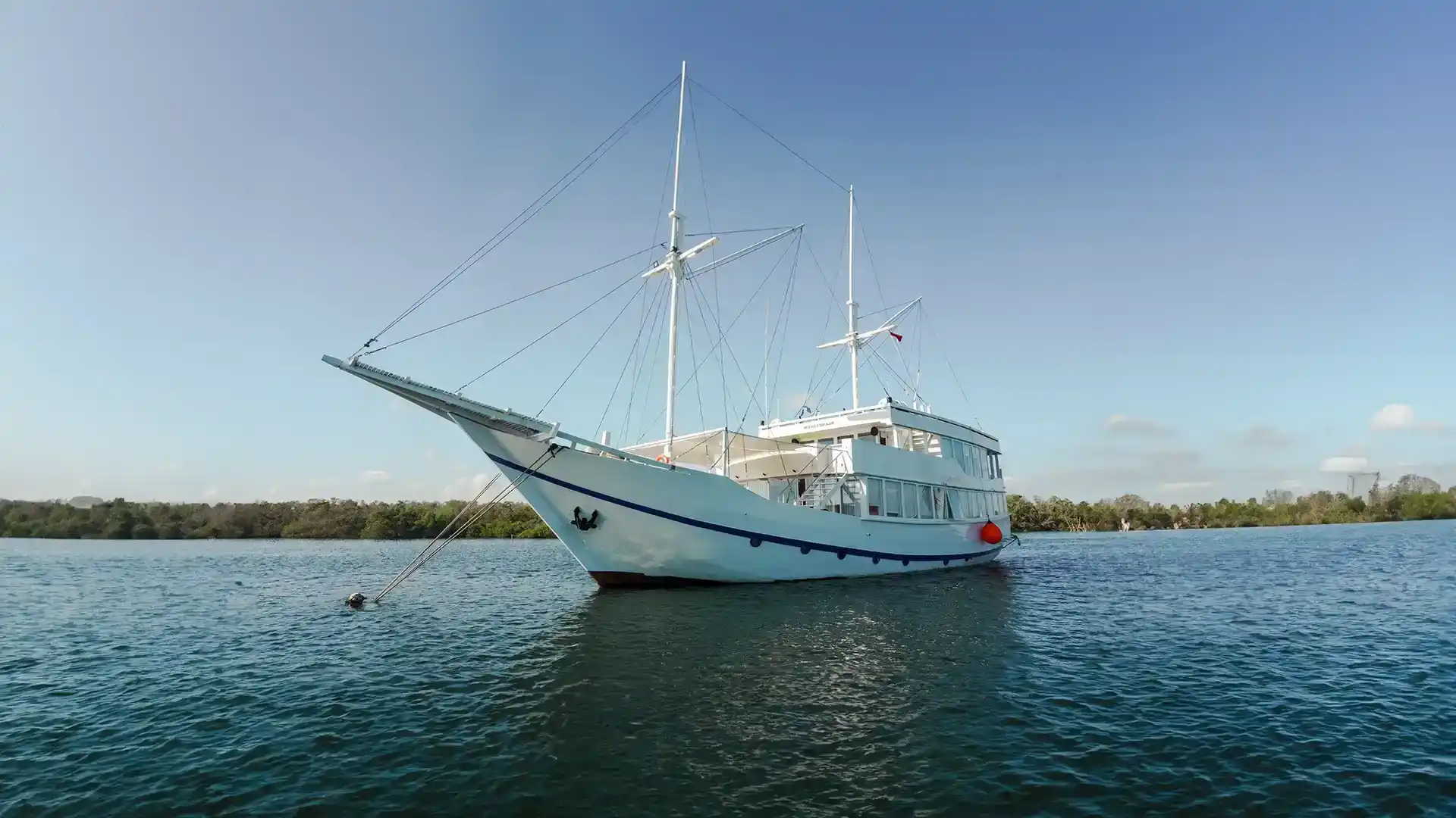 Mosalaki Phinisi exterior at anchor