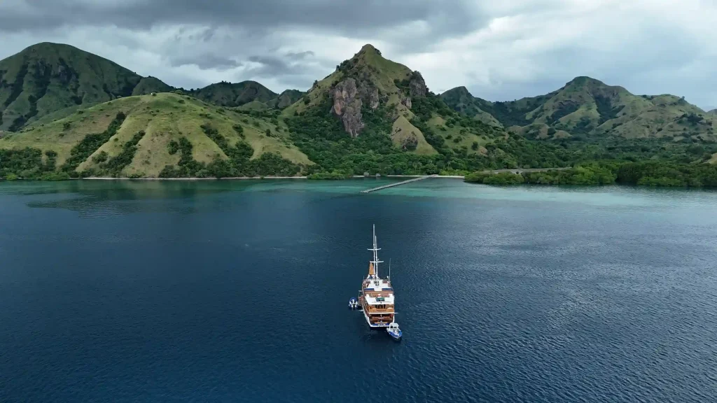 Luxury phinisi sailing in Komodo National Park